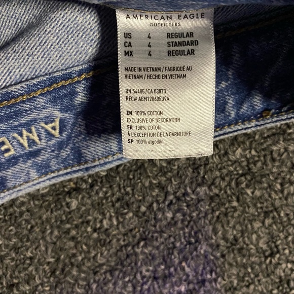 American Eagle Lightwash Relaxed curvy mom jeans - Picture 2 of 3